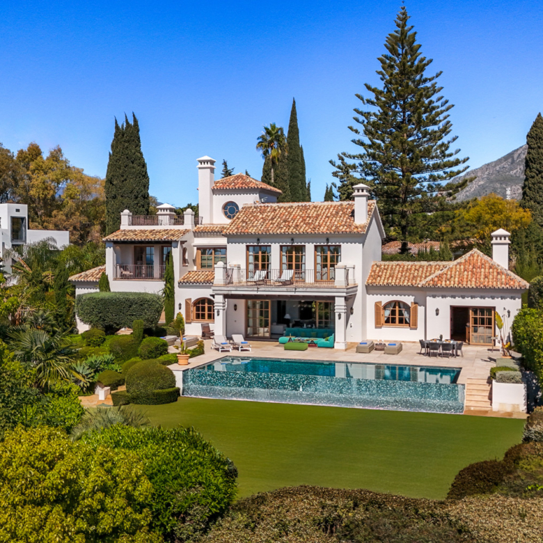 Exquisite Villa zur kurzfristigen Vermietung mit Berg- und Meerblick in La Carolina, Golden Mile