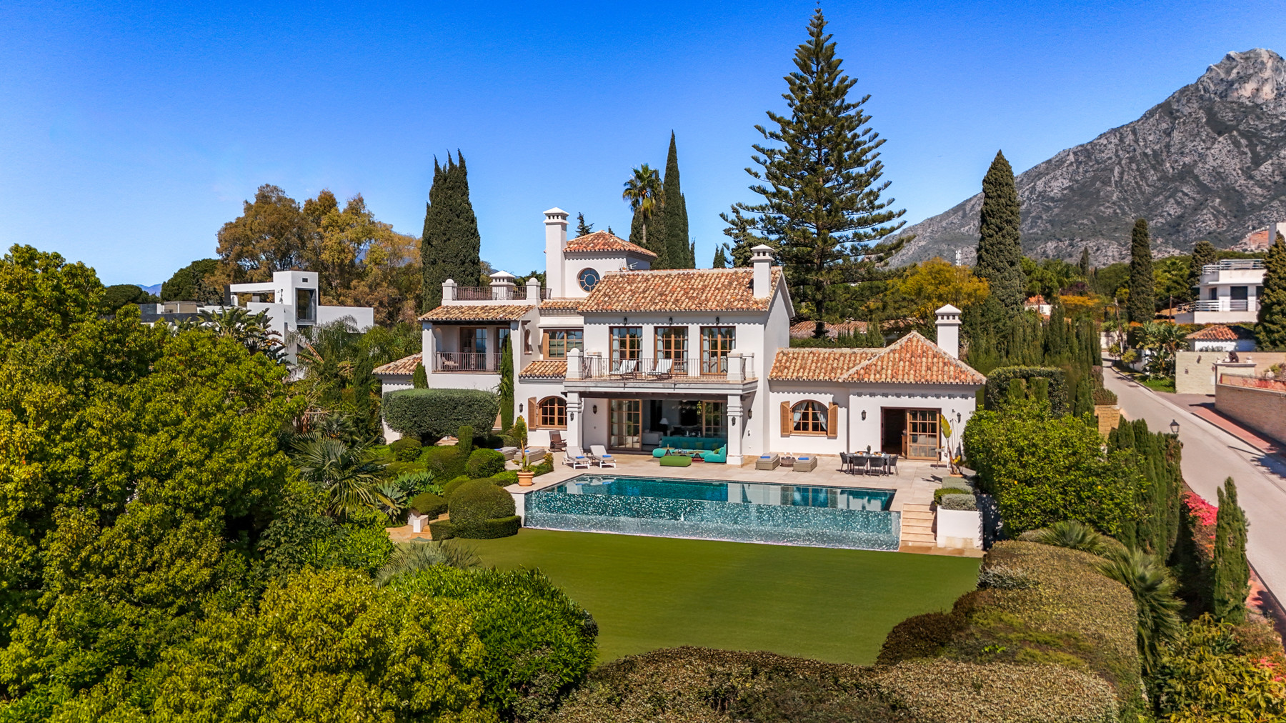 Exquisite Villa zur kurzfristigen Vermietung mit Berg- und Meerblick in La Carolina, Golden Mile