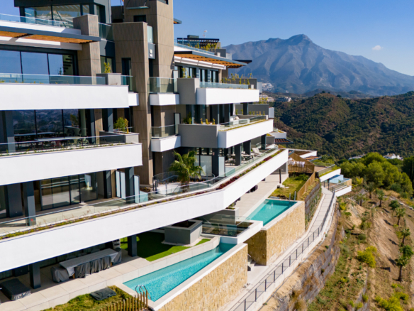 Fantastic complex of 3 and 4 bedroom apartments with panoramic sea views over the Golf Valley