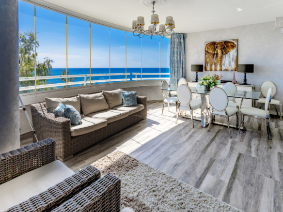 Frontline beach 3 bedroom apartment in Benalmádena Costa with sea views