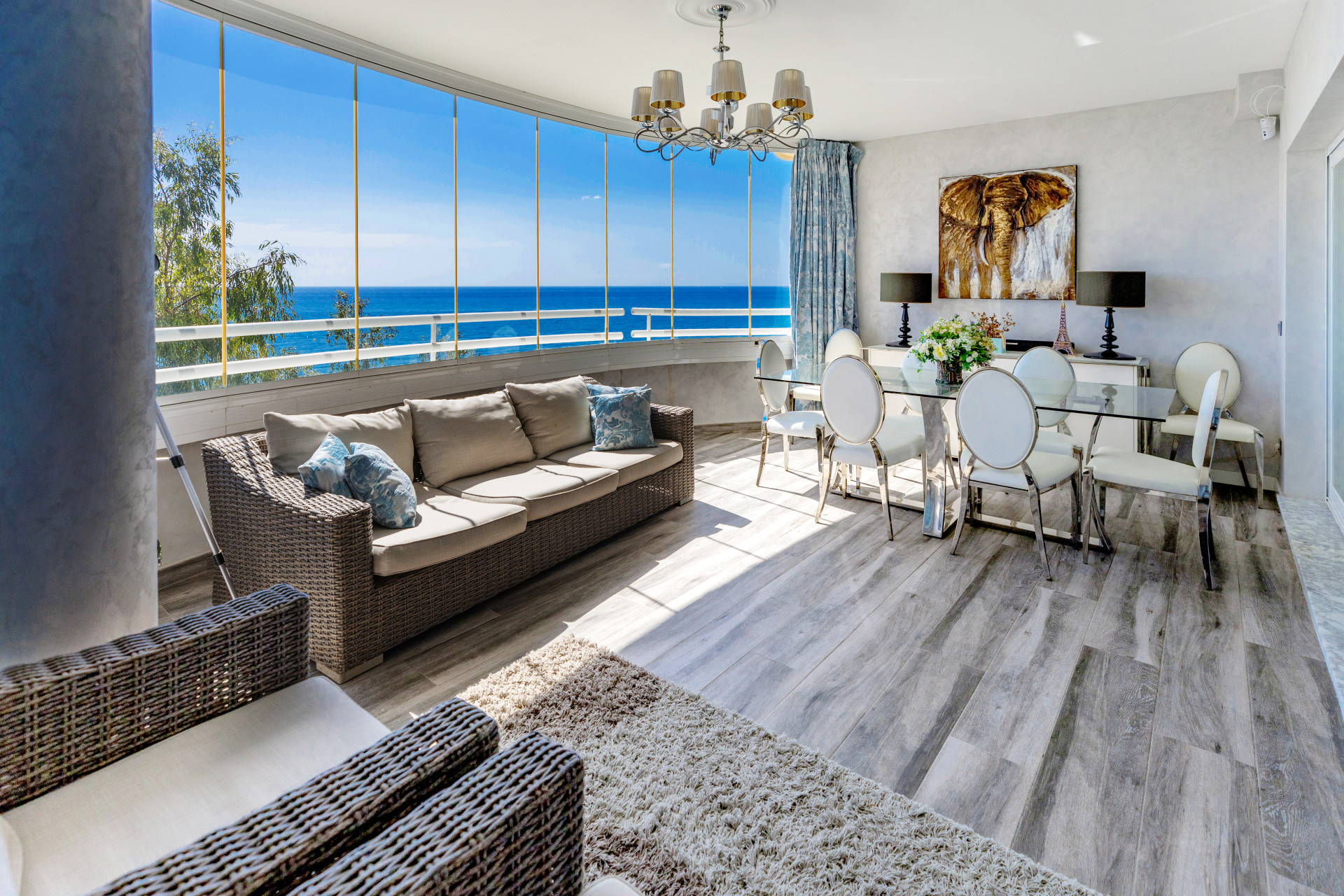 Frontline beach 3 bedroom apartment in Benalmádena Costa with sea views