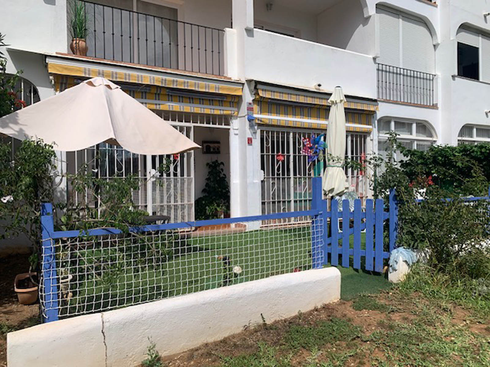 Apartamento con jardín, a pocos pasos de la playa en Calypso, Calahonda