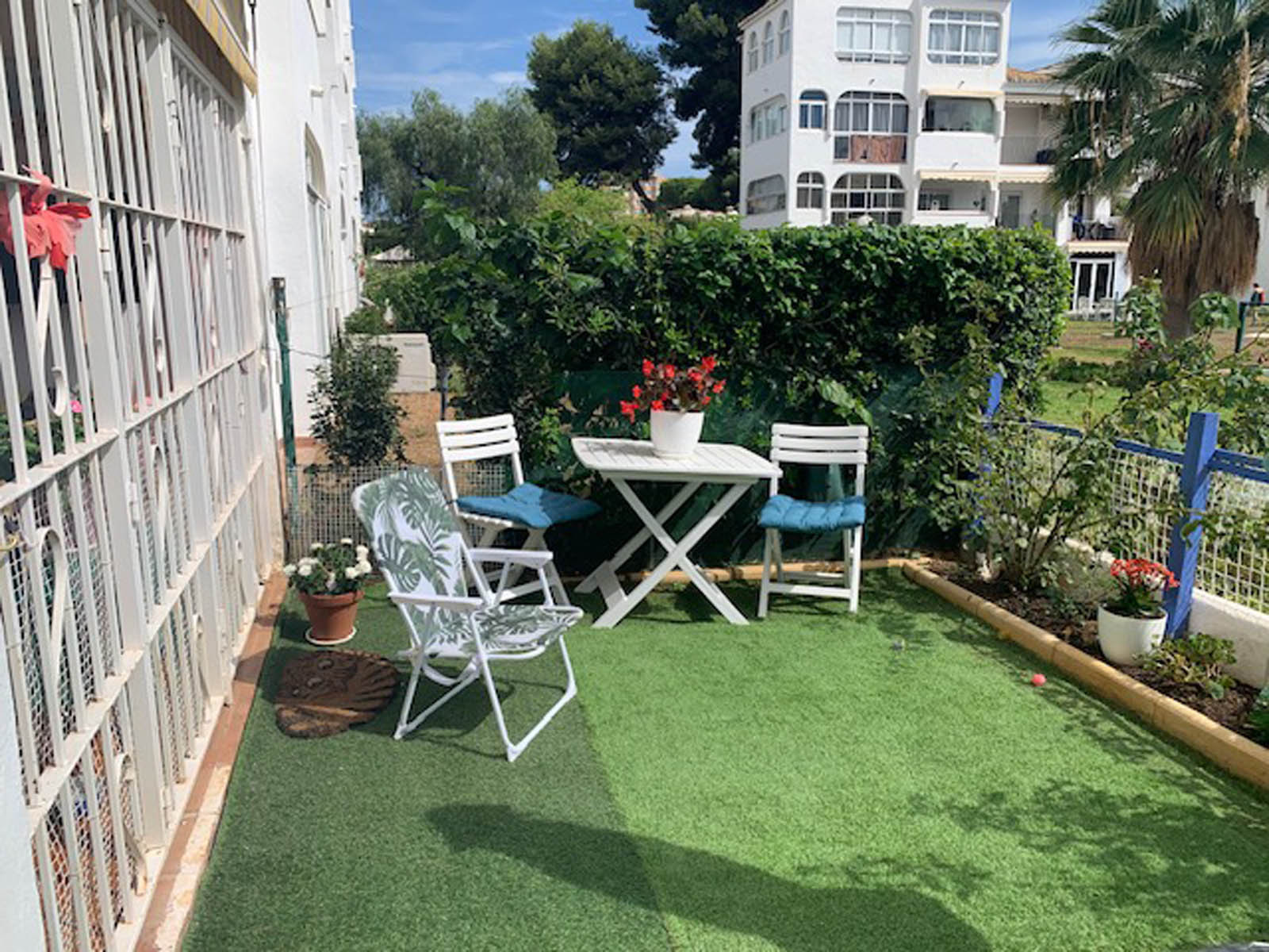 Apartamento con jardín, a pocos pasos de la playa en Calypso, Calahonda