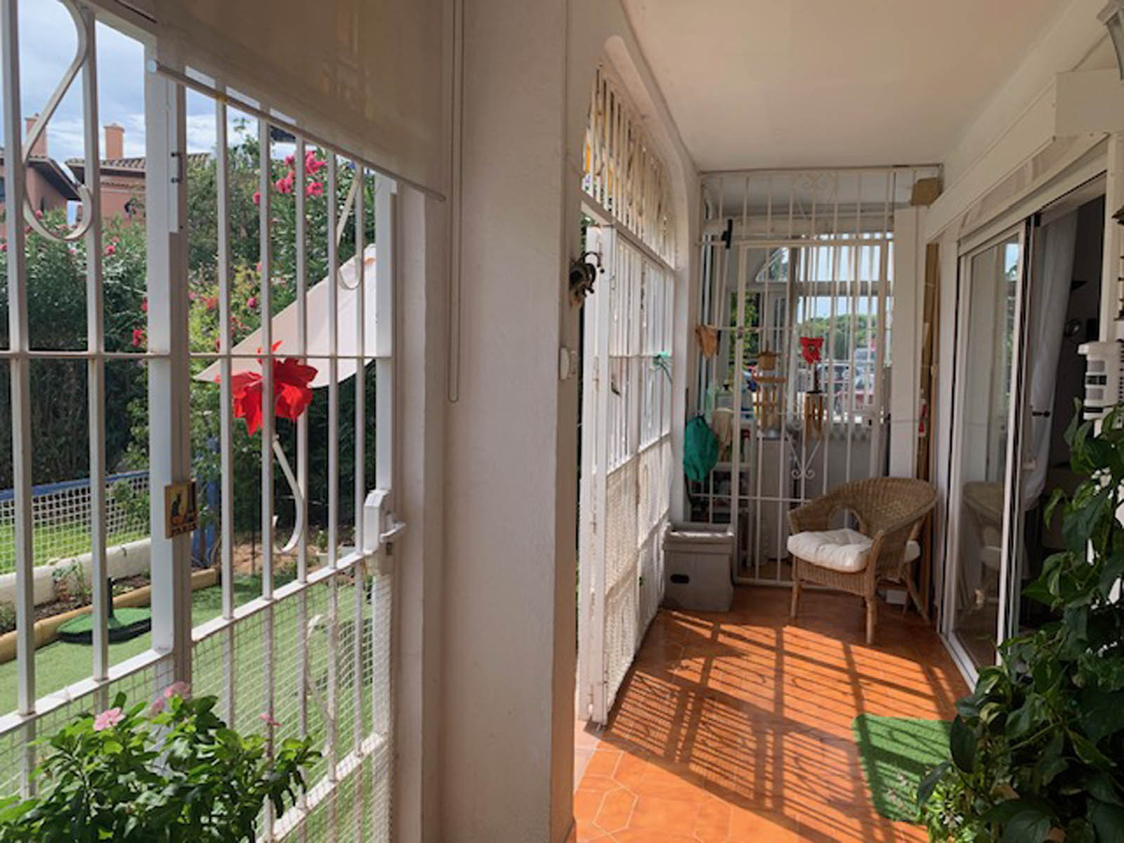 Apartamento con jardín, a pocos pasos de la playa en Calypso, Calahonda