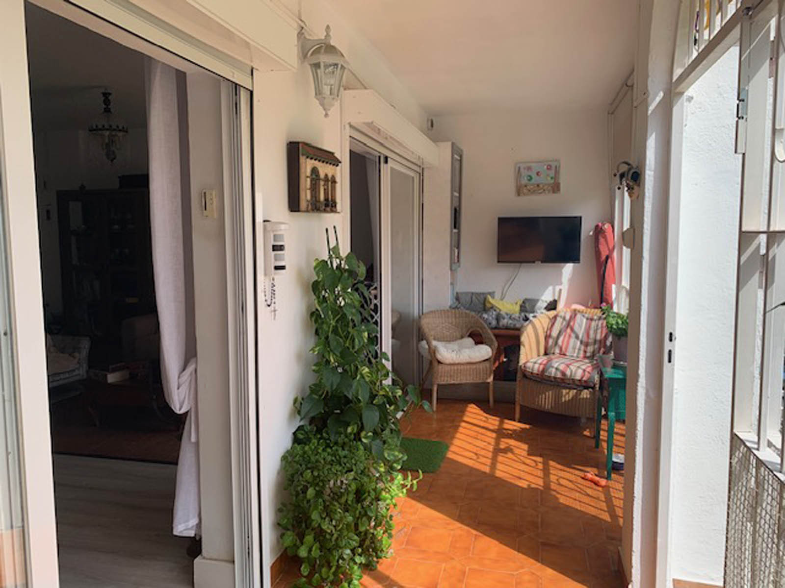 Apartamento con jardín, a pocos pasos de la playa en Calypso, Calahonda