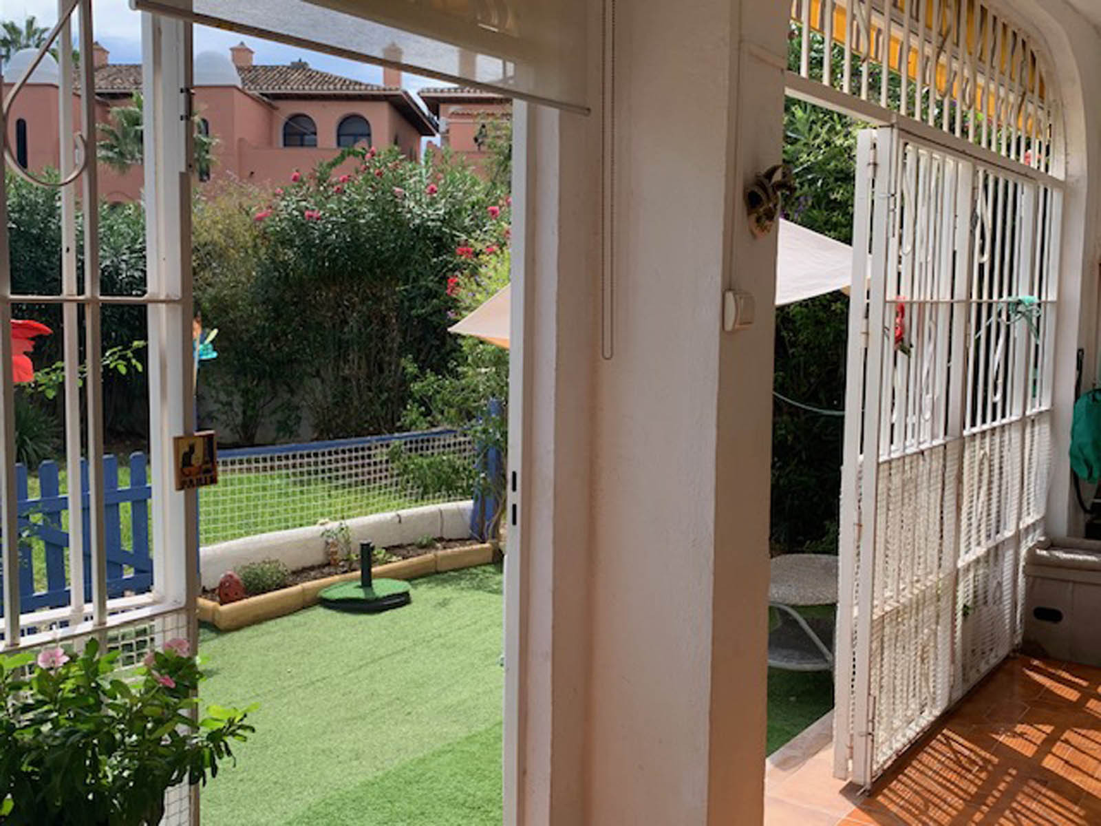 Apartamento con jardín, a pocos pasos de la playa en Calypso, Calahonda