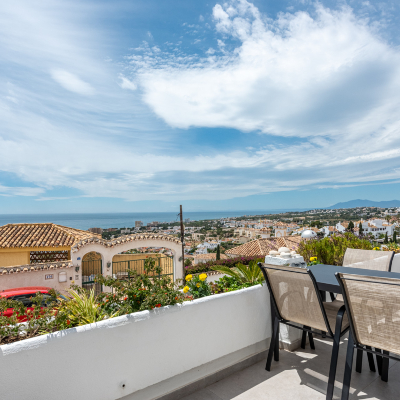 Gorgeous 2-Bedroom Apartment with Stunning Sea Views in Riviera del Sol!