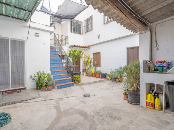 Large Townhouse with 6 Bedrooms in the Old Town of Estepona
