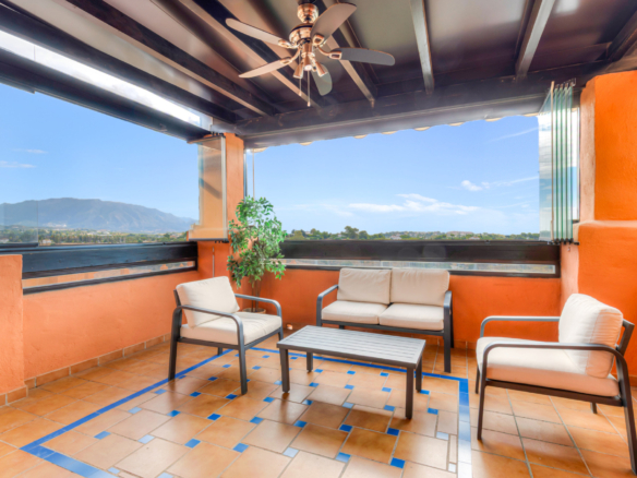 Light filled, well maintained apartment with excellent views in Gazules del Sol.