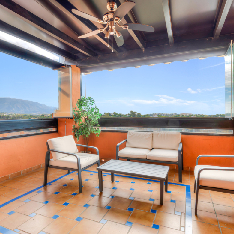 Light filled, well maintained apartment with excellent views in Gazules del Sol.