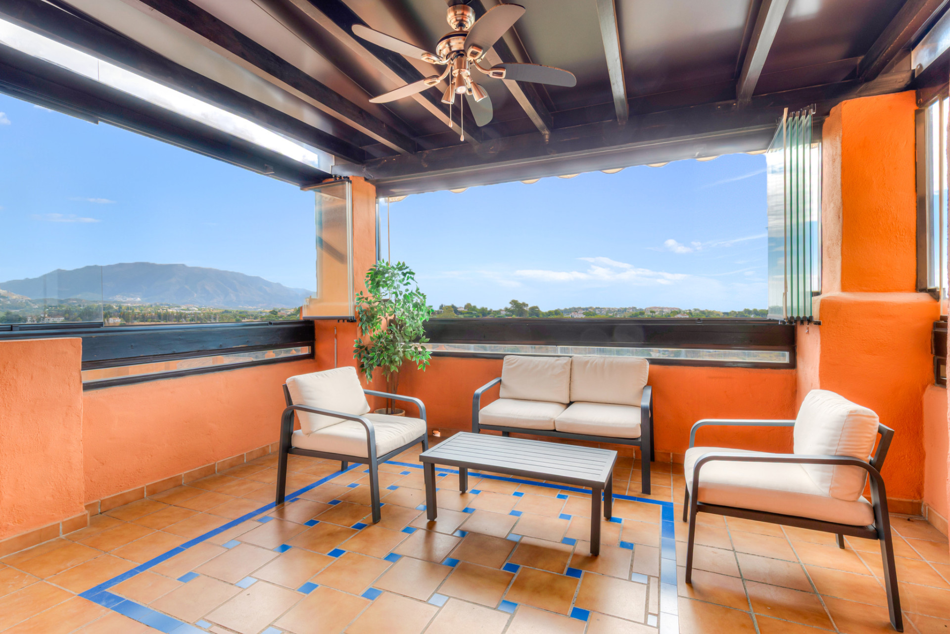 Light filled well maintained apartment with excellent views in Gazules del Sol