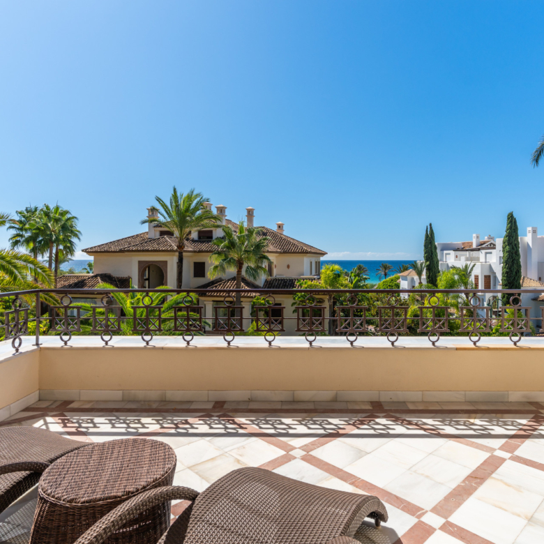 Luxury 3 Bedroom Beachfront Apartment with Sea Views | Los Monteros Playa, Marbella