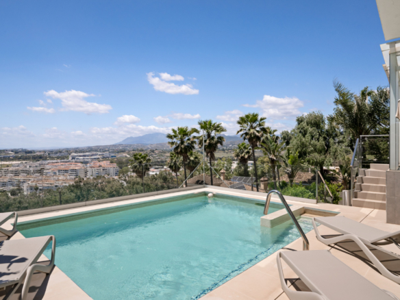 Luxury 4-Bedroom Villa in Nueva Andalucía with Panoramic Sea Views
