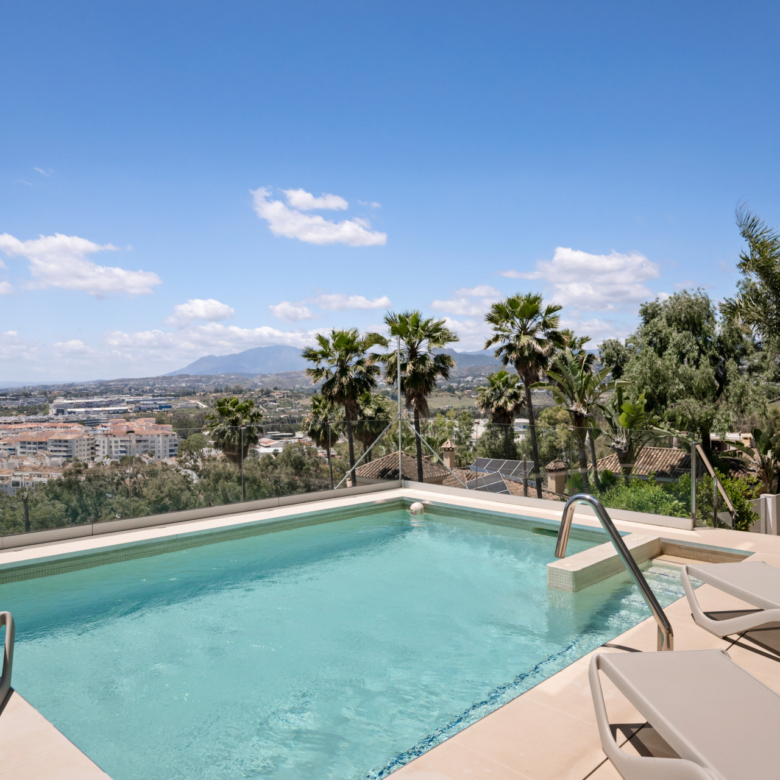 Luxury 4-Bedroom Villa in Nueva Andalucía with Panoramic Sea Views