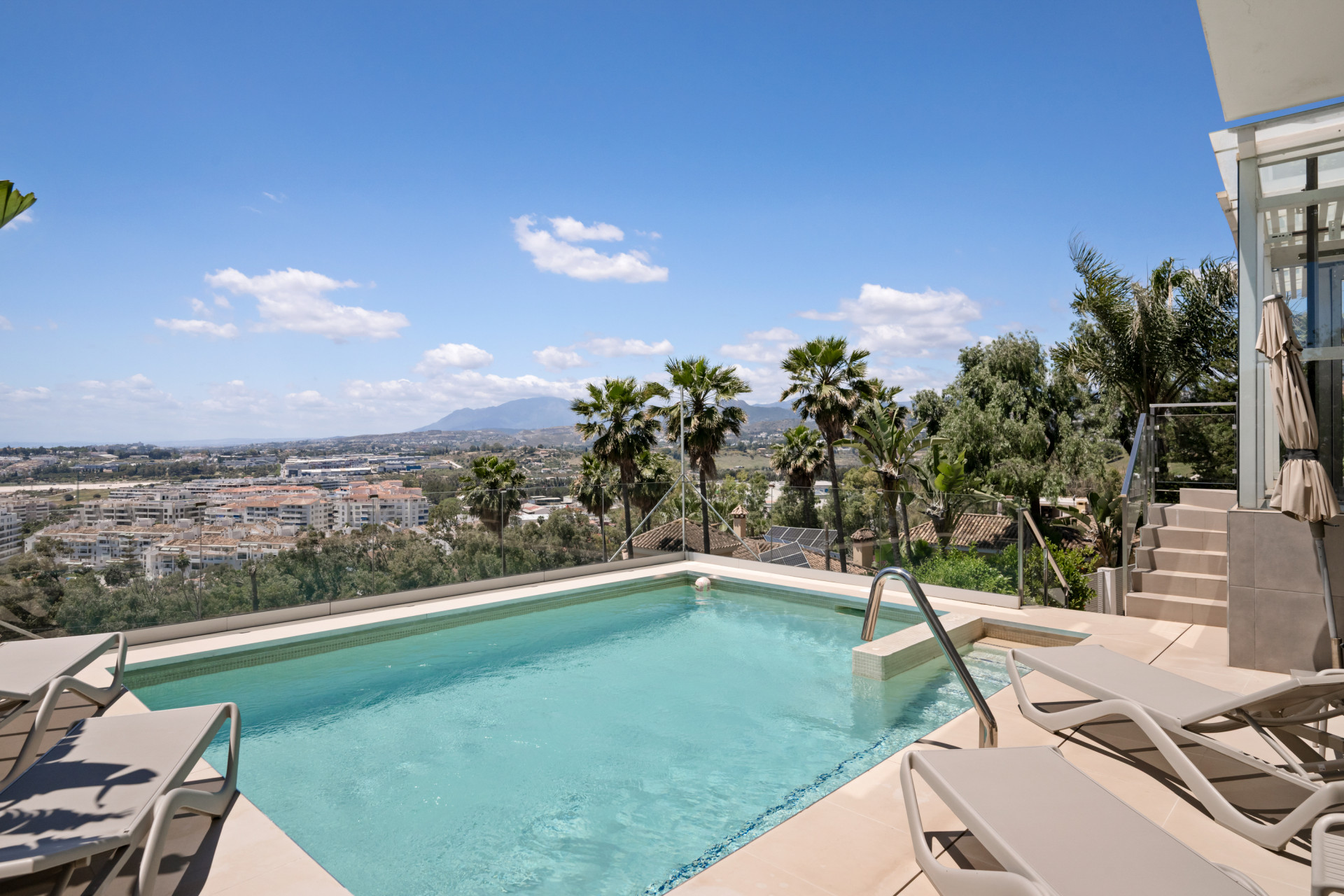 Luxury 4 Bedroom Villa in Nueva Andalucia with Panoramic Sea Views