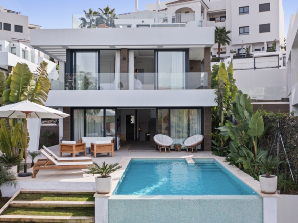 Luxury 6-Bedroom Villa in La Resina Golf, Estepona