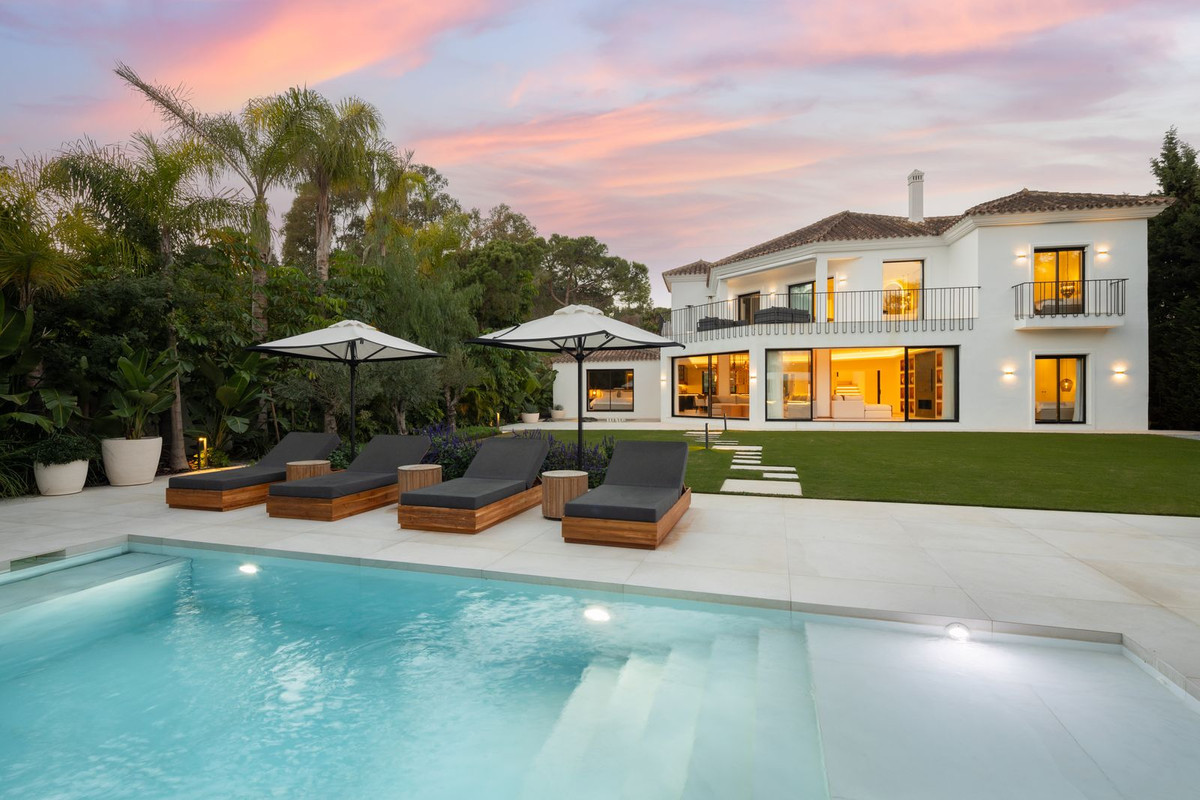 Luxury 6-Bedroom Villa in Nueva Andalucía Golf Valley