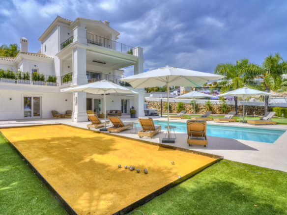 Luxury 6-Bedroom Villa in Nueva Andalucía Near Los Naranjos Golf