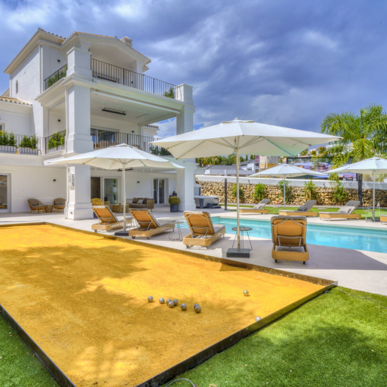 Luxury 6-Bedroom Villa in Nueva Andalucía Near Los Naranjos Golf