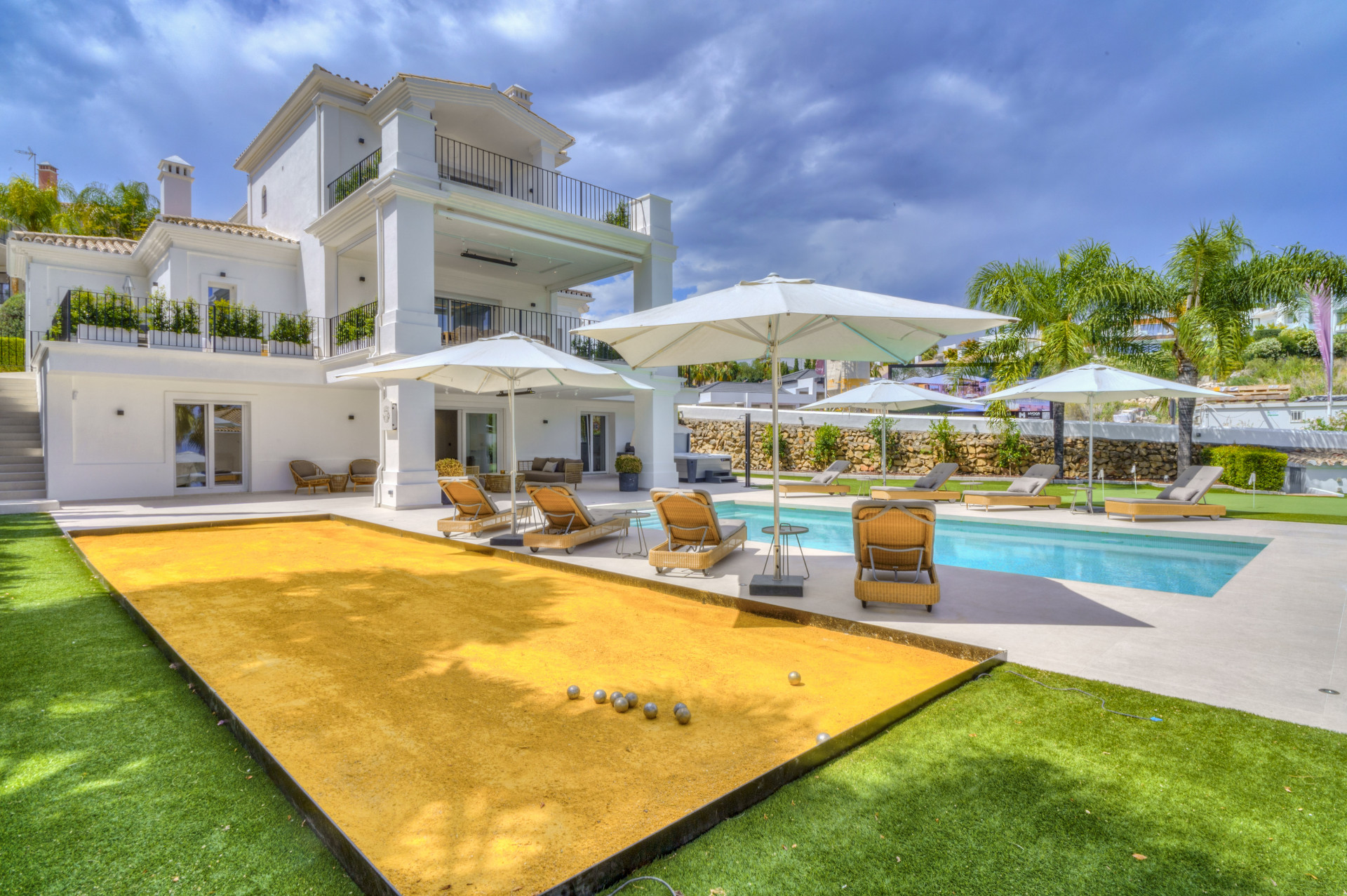 Luxury 6-Bedroom Villa in Nueva Andalucía Near Los Naranjos Golf