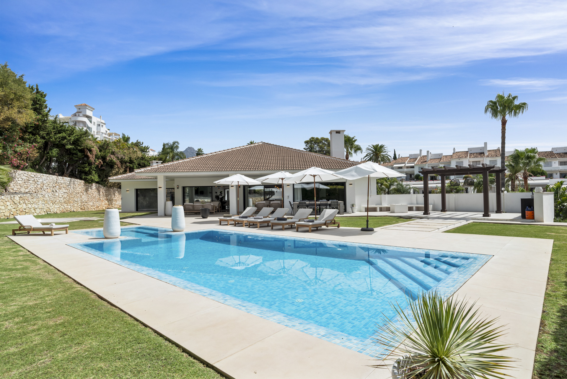 Luxury 6-Bedroom Villa in Nueva Andalucía Near Puerto Banús