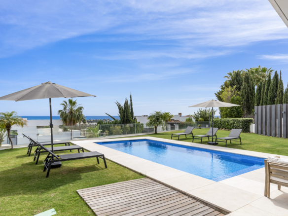 Luxury Contemporary Villa with Panoramic Sea Views in La Alquería, Benahavís