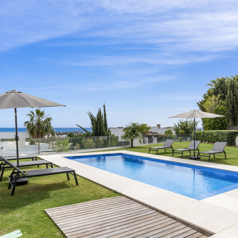 Luxury Contemporary Villa with Panoramic Sea Views in La Alquería, Benahavís