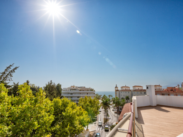 Luxury Estepona duplex penthouse with rooftop solarium, rental licence and sea views.