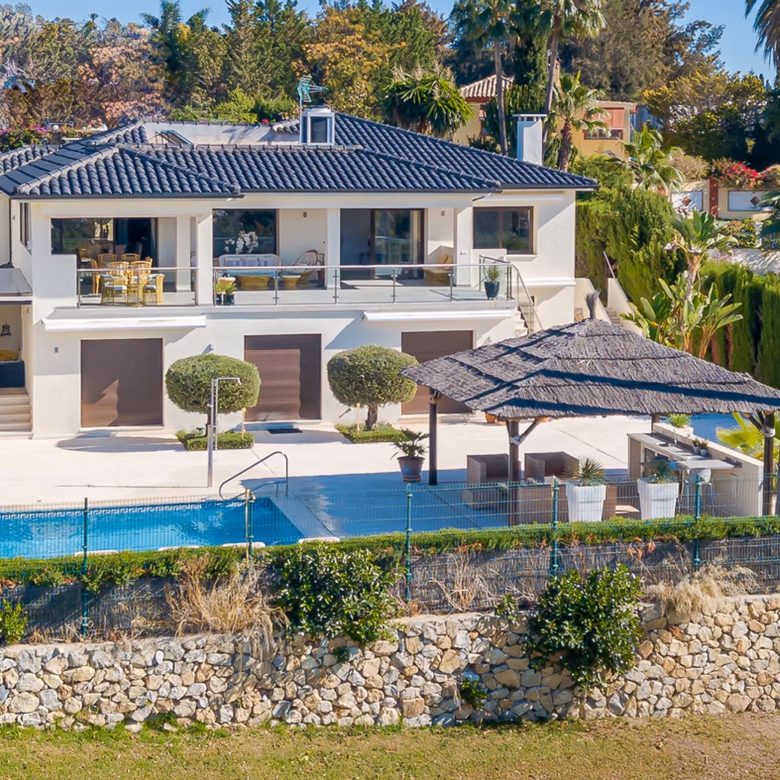 Luxury Frontline Golf Villa in Nueva Andalucía Near Puerto Banús