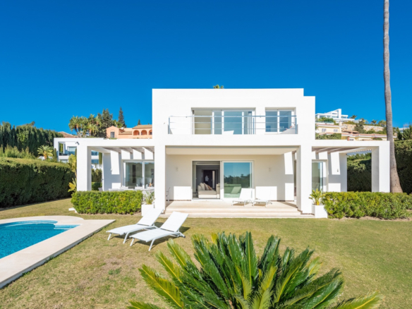 Luxury Frontline Golf Villa with Heated Pool in El Paraíso