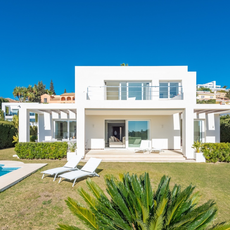 Luxury Frontline Golf Villa with Heated Pool in El Paraíso