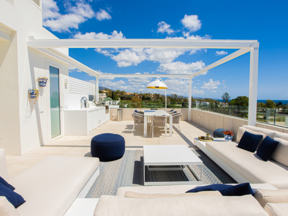Luxury Penthouse with Private Rooftop Pool in Benalús, Marbella