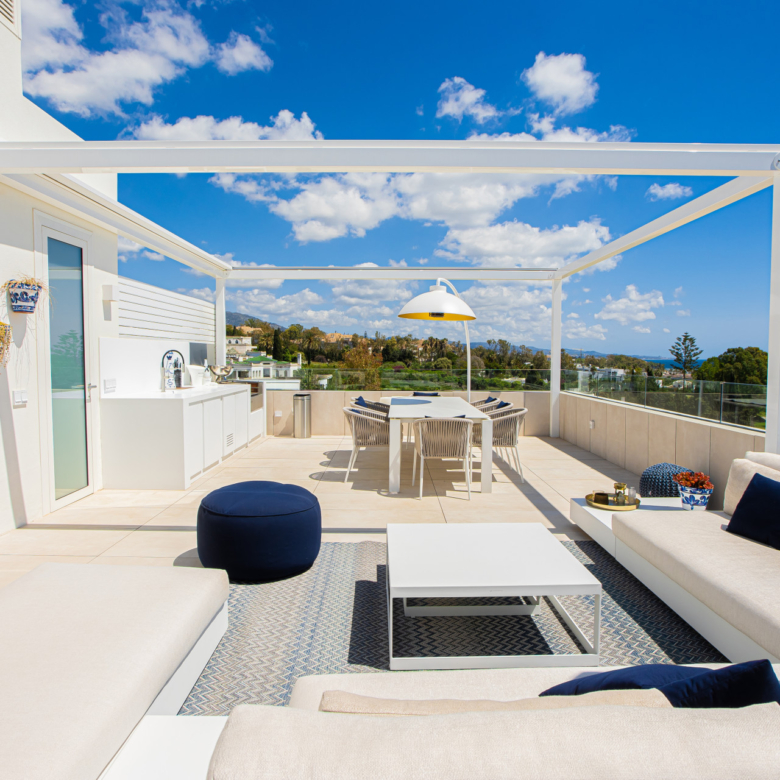 Luxury Penthouse with Private Rooftop Pool in Benalús, Marbella