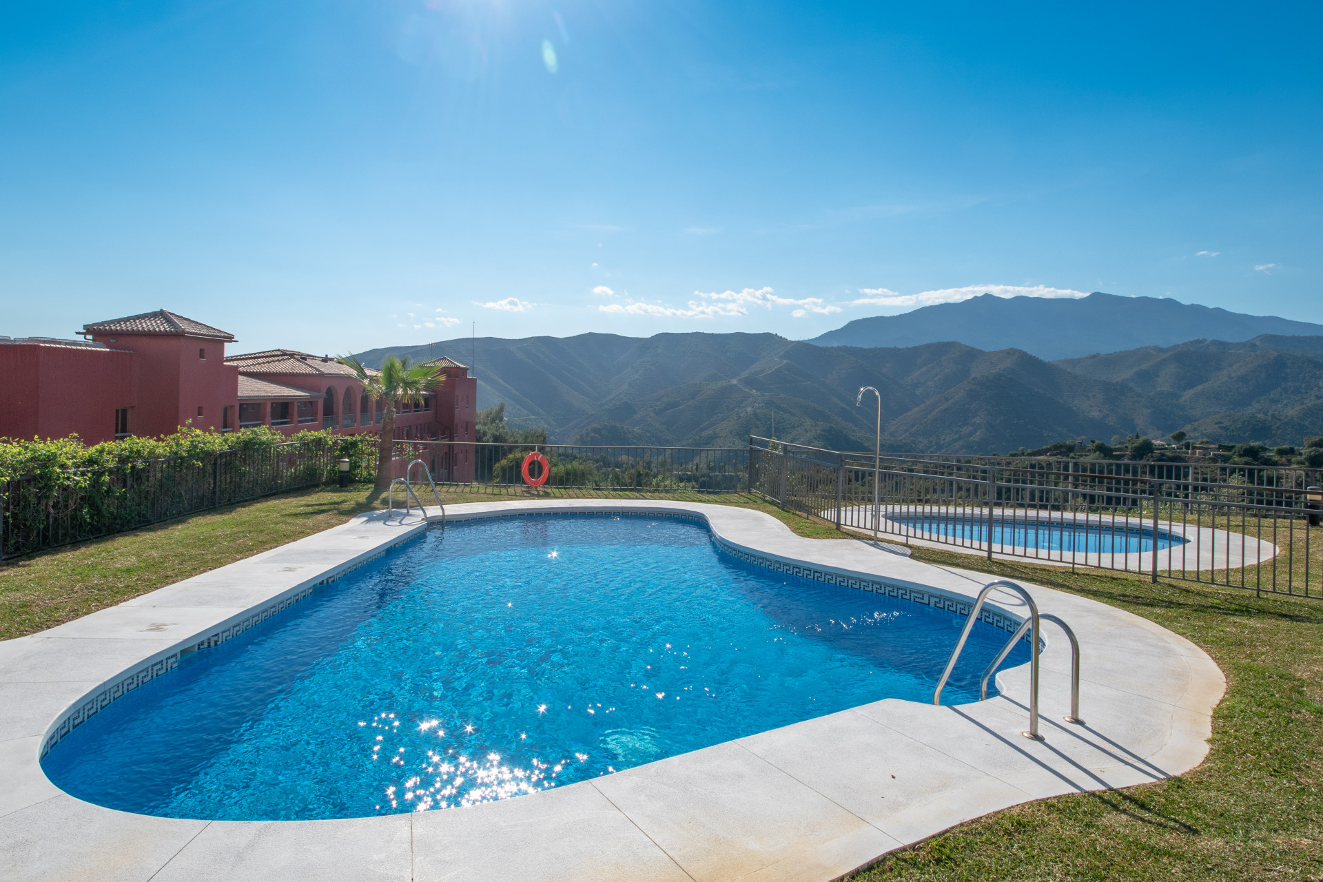 Luxus 2-Schlafzimmer Ferienwohnung mit Meerblick in Istán, Costa del Sol