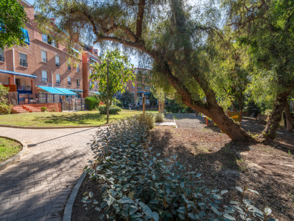 Magnificent, renovated 4-bedroom duplex with a spacious terrace, views of gardens, a swimming pool, and a garage in Cerrado de Calderón.
