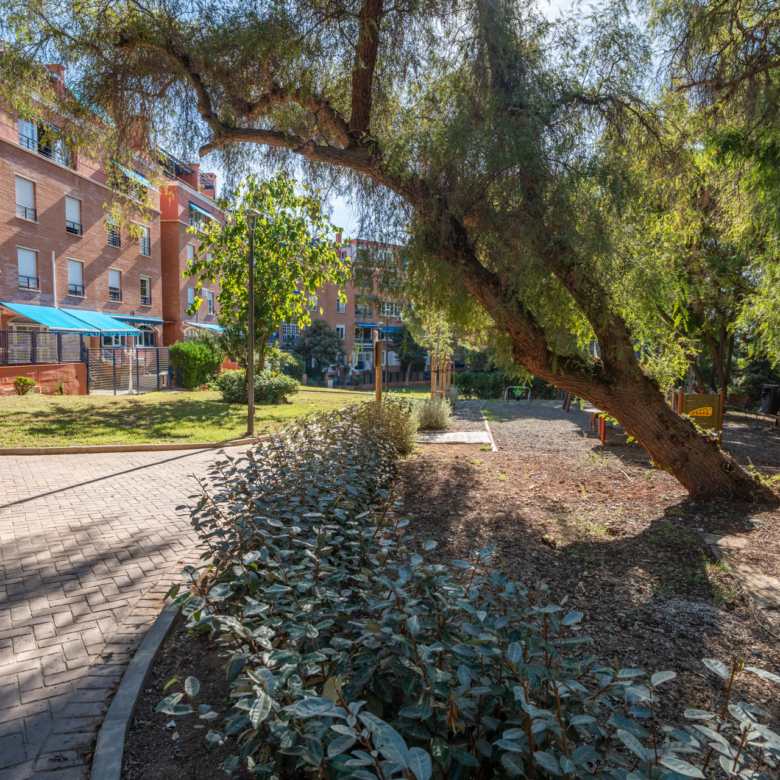 Magnificent, renovated 4-bedroom duplex with a spacious terrace, views of gardens, a swimming pool, and a garage in Cerrado de Calderón.