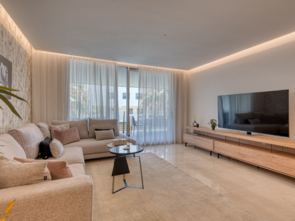 Modern 2-Bedroom Apartment in Nueva Andalucía, Marbella with Pool