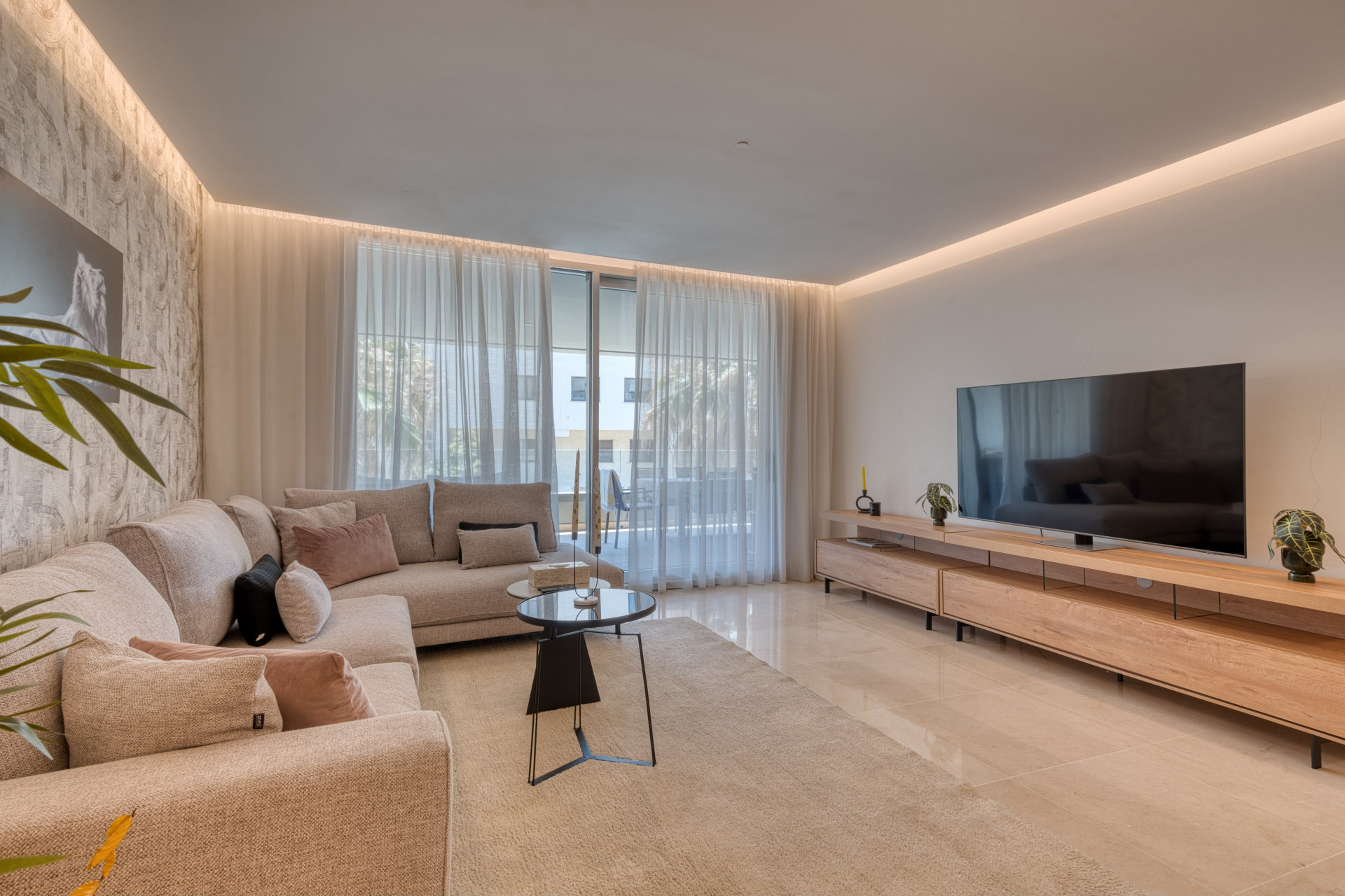 Modern 2 Bedroom Apartment in Nueva Andalucia Marbella with Pool