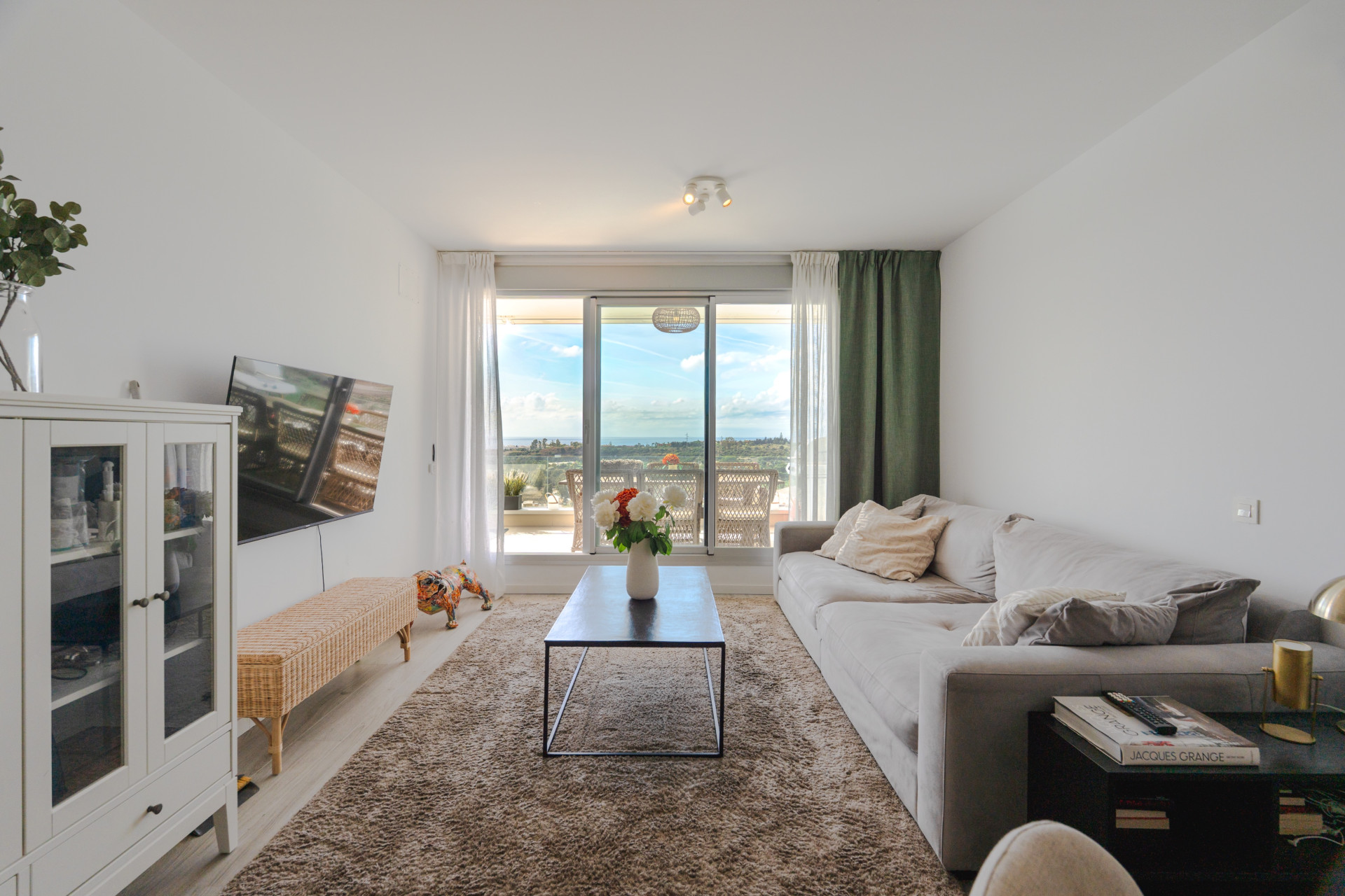 Modern 3-Bedroom Apartment in Oceana Views, Cancelada