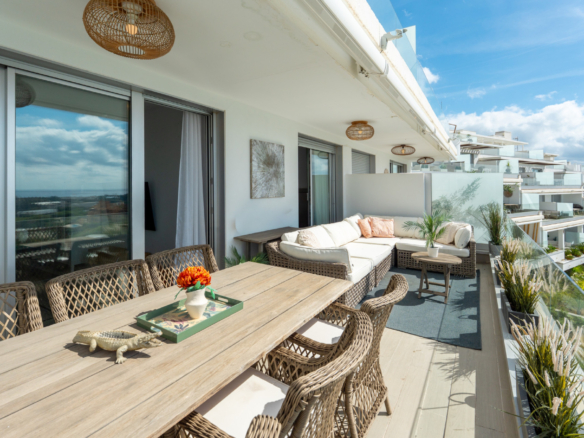 Modern 3-Bedroom Apartment in Oceana Views, Cancelada