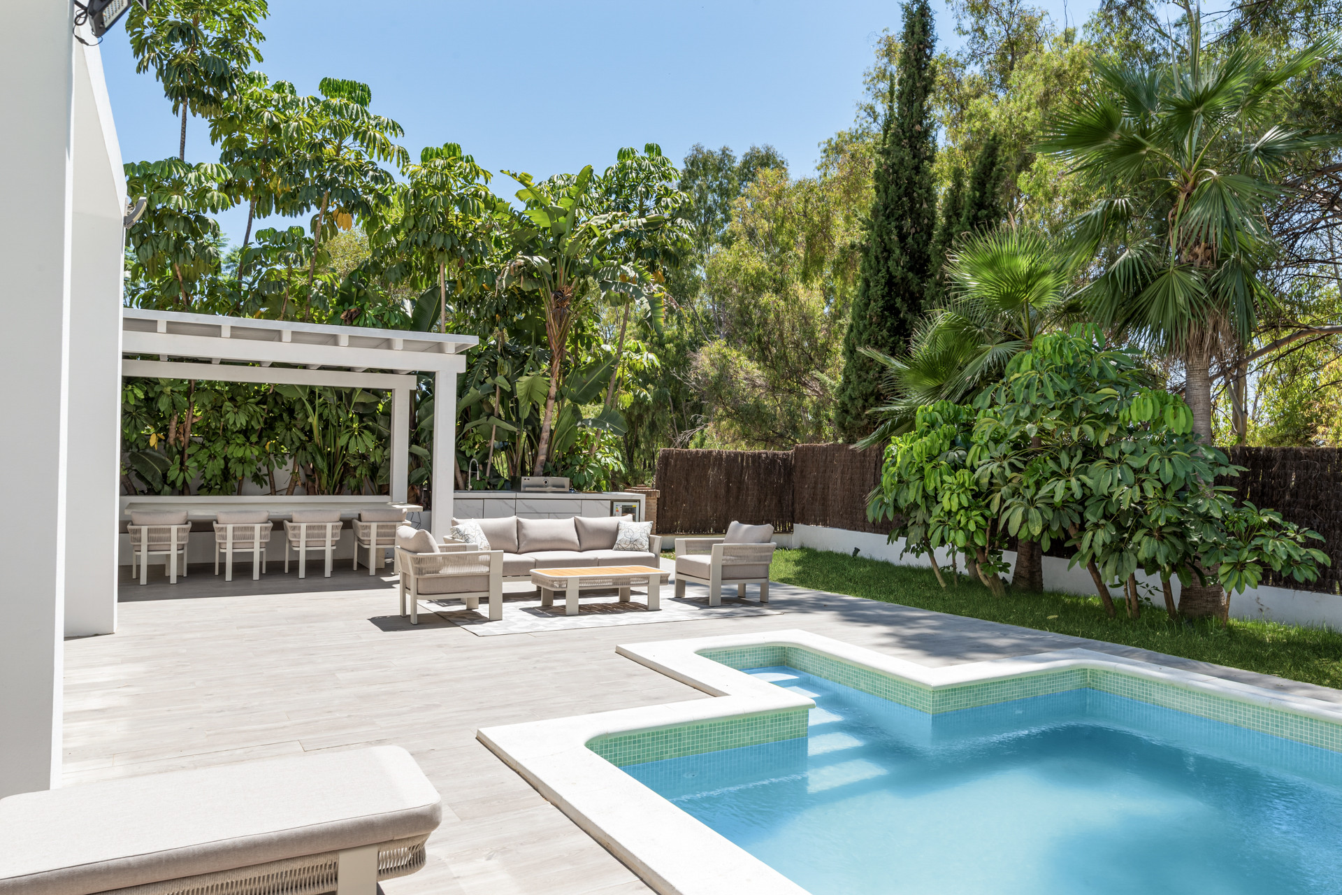 Vender casa en Málaga siendo extranjero: villa moderna en Nueva Andalucía, Marbella