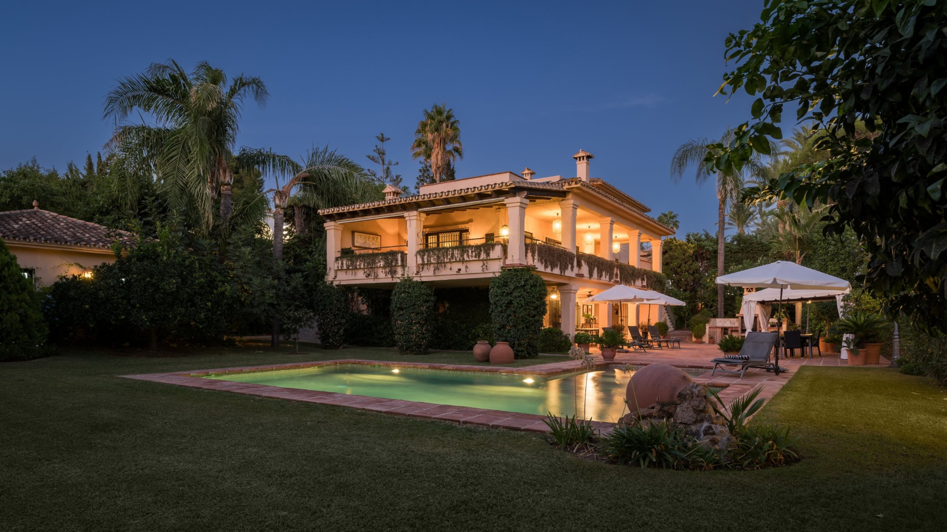 Prime Beachside Location in Los Monteros  – Timeless Andalusian Charm