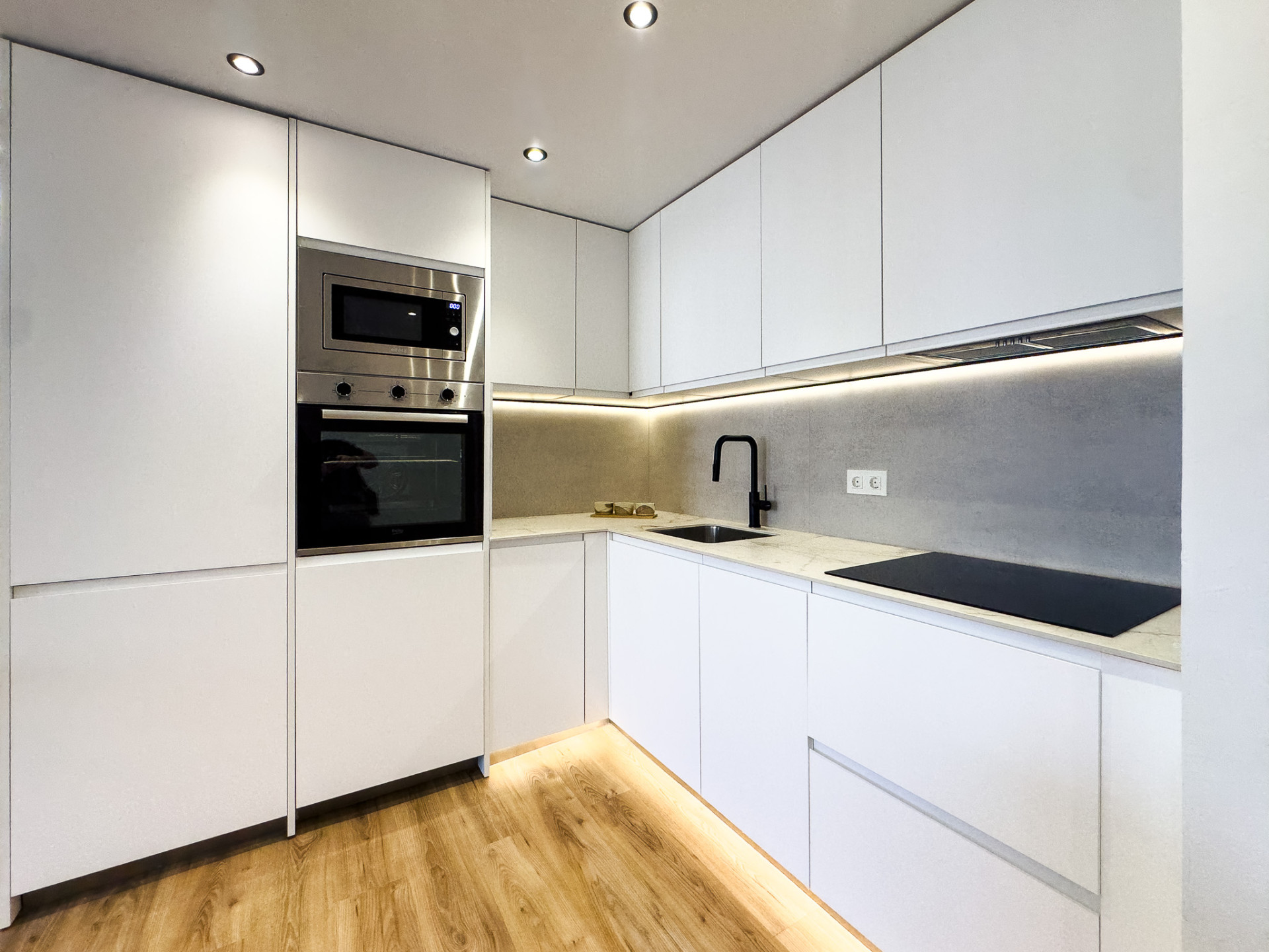 REFORMED STUDIO WITH TOURIST LICENCE – JUST 2 MINUTES FROM THE BEACH!