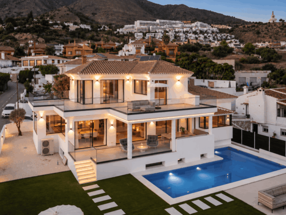 Renovated Villa with 180° Panoramic Sea Views in La Capellanía