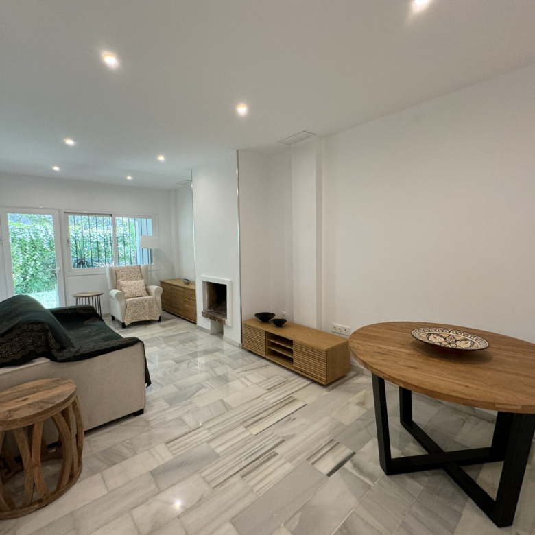 Renovated ground-floor apartment just a few steps from the beach and with all kinds of shops within walking distance in the Golden Mile