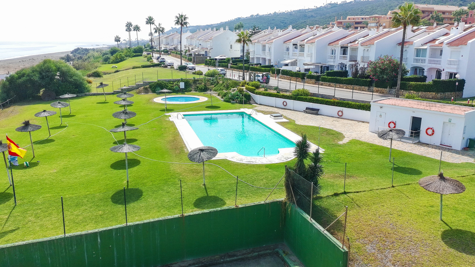 Adosado Reformado en Primera Línea de Playa con Vistas Panorámicas en Aldea Beach