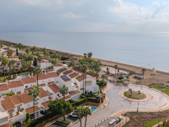 SEA FRONTLINE TOWNHOUSE – BAHÍA MARBELLA