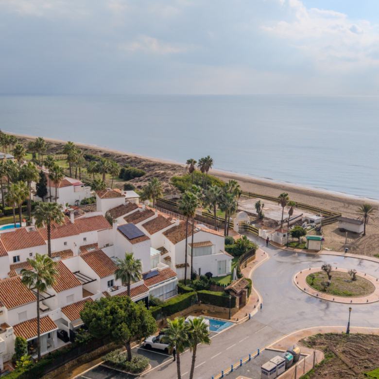 SEA FRONTLINE TOWNHOUSE – BAHÍA MARBELLA
