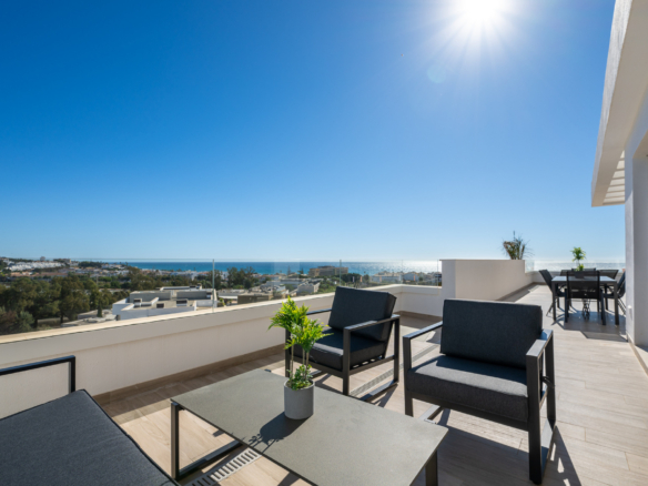 SPACIOUS 4-BEDROOM APARTMENT WITH 82 M² TERRACE, SEA & GOLF VIEWS IN LA CALA DE MIJAS