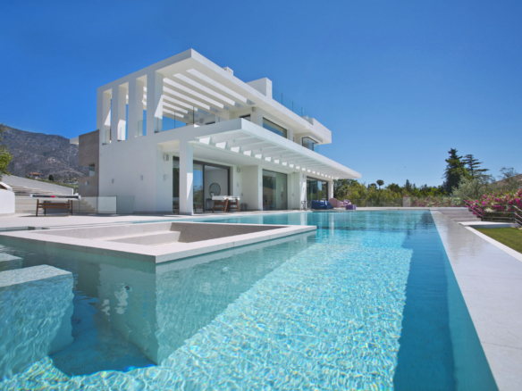 STYLISH CONTEMPORARY 7-BEDROOM VILLA FOR SHORT-TERM RENTAL PUENTE ROMANO MARBELLA